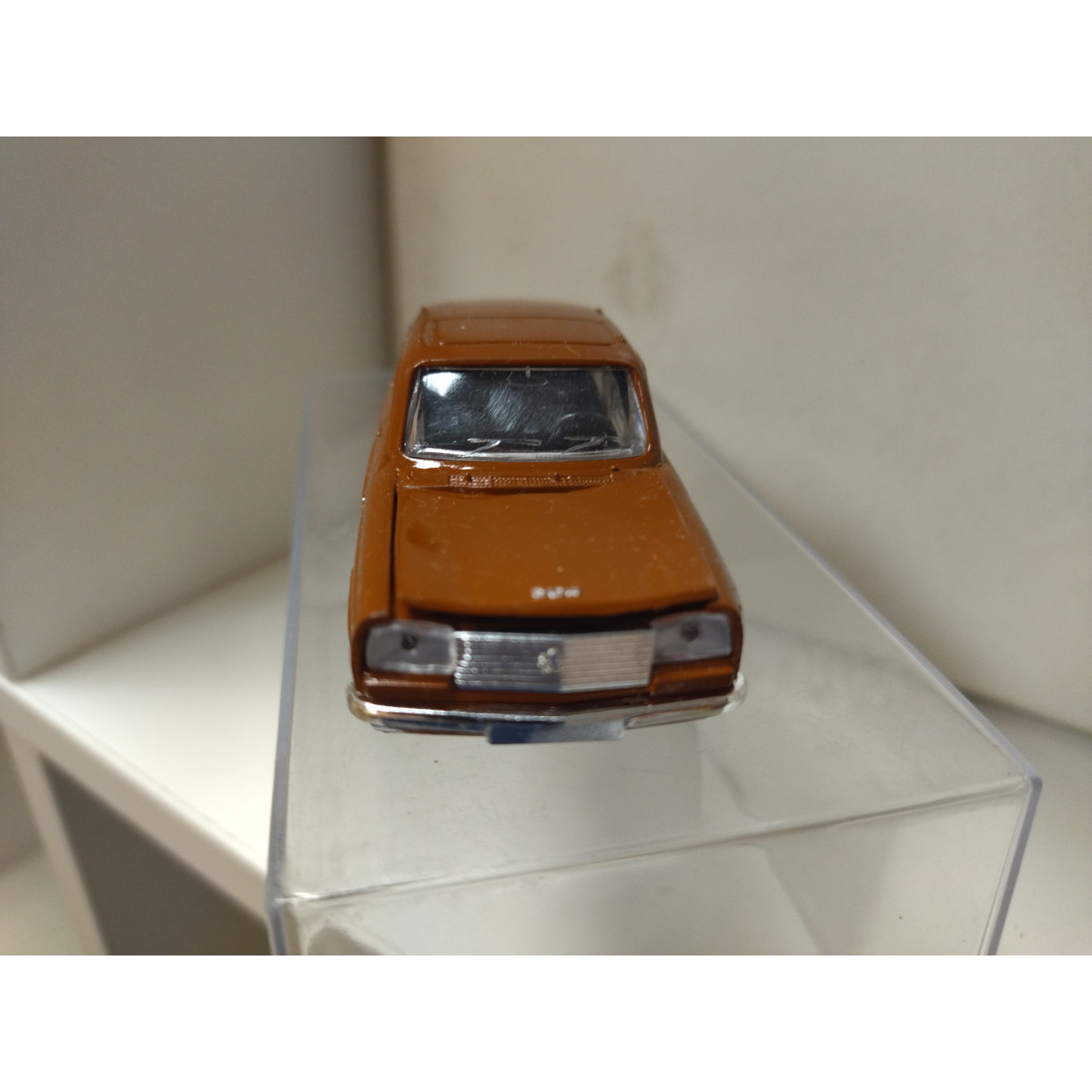 La Peugeot 204 berline bleue en miniature de Norev au 1/43e incomplète