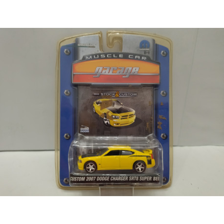 DODGE CHALLENGER SRT8 2007 CUSTOM SUPER BEE MUSCLE GARAGE 1:64 GREENLIGHT