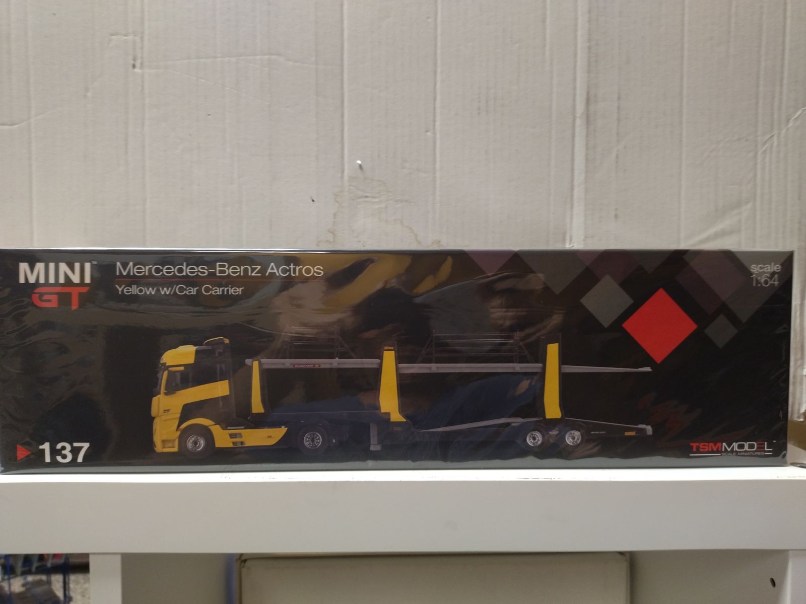 MERCEDES-BENZ ACTROS W/CAR CARRIER YELLOW 1:64 MINI GT 137 - BCN