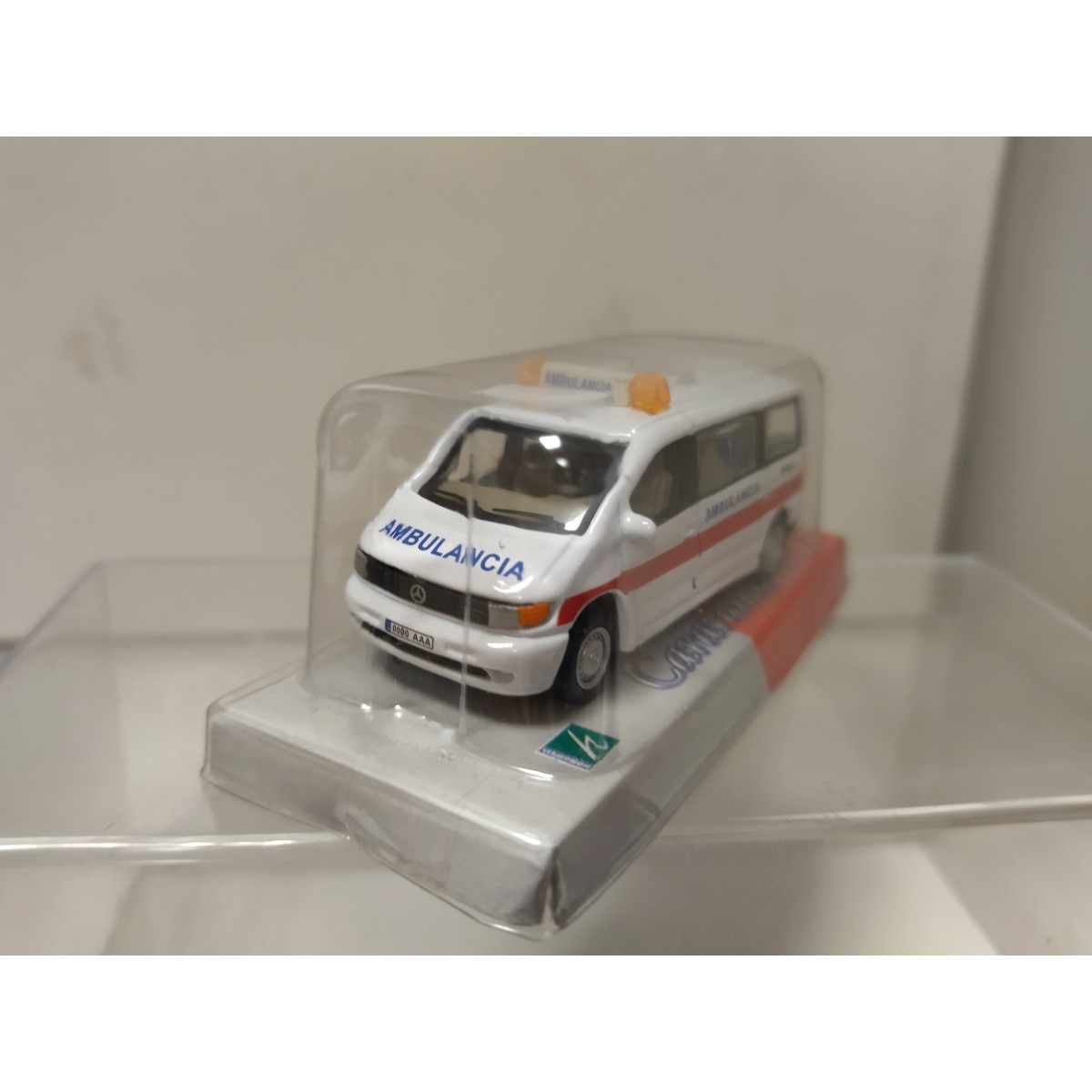 MERCEDES-BENZ VITO W638 AMBULANCIA 061 1:72 CARARAMA