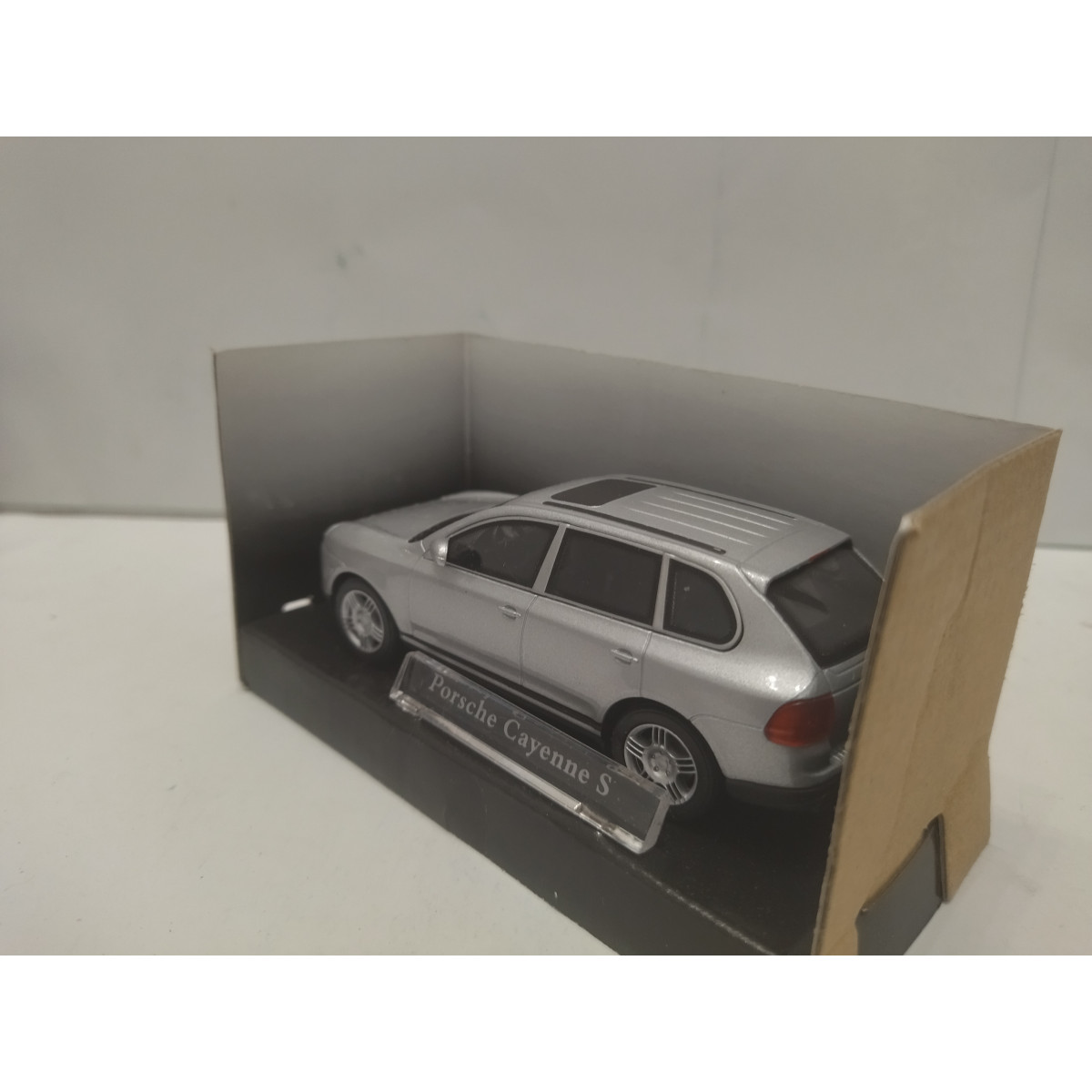 HTC Porsche Cayenne S – CARARAMA 1:43 – Modèle Statique Bleu – Voiture Miniature De Collection – Finition Soignée