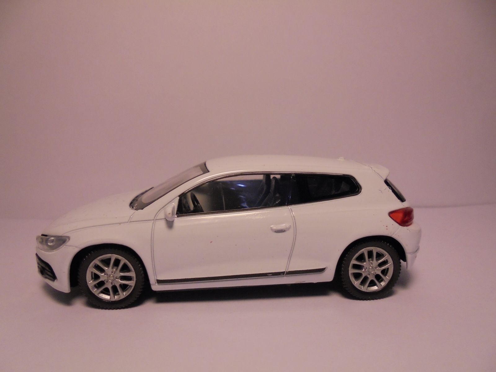 VOLKSWAGEN SCIROCCO WHITE 1:43 WELLY - BCN STOCK CARS