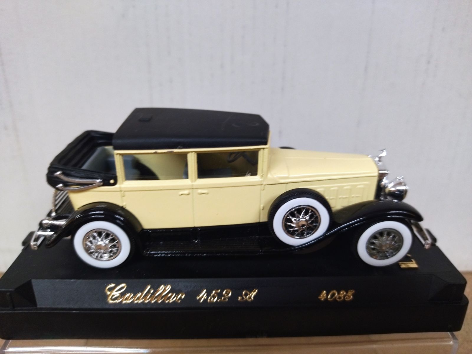 cadillac-452a-1931-yellow-