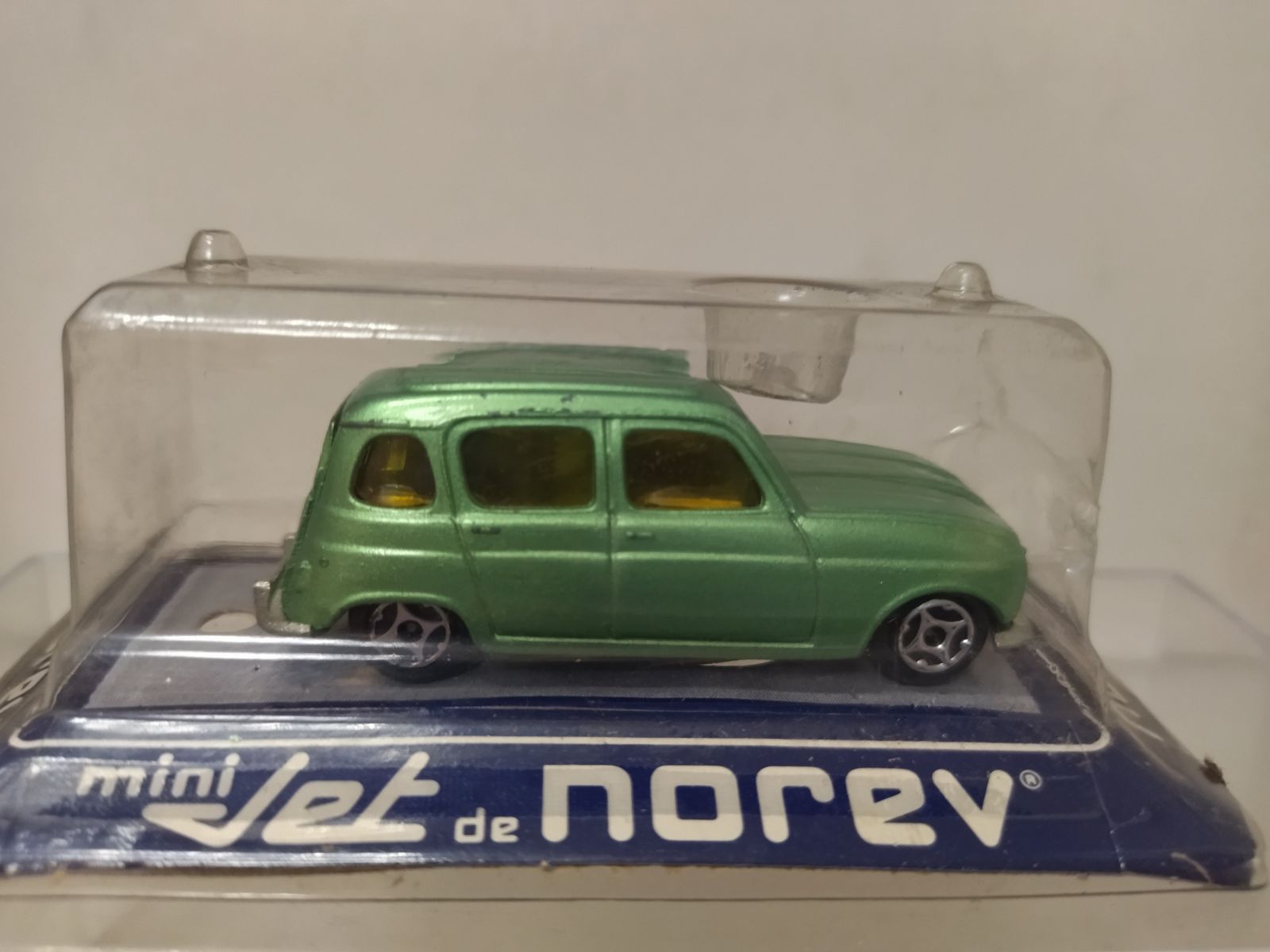 Lot Norev Mini Jet 1/64 – Pack De 4 : Vache Qui Rit, Ritmo, Renault 9 – Occasion