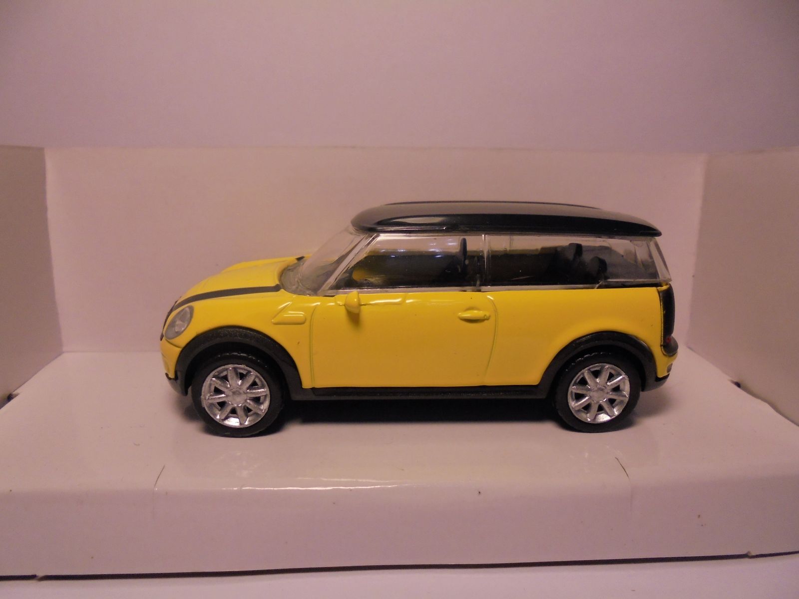 mini-clubman-yellow-black-143-