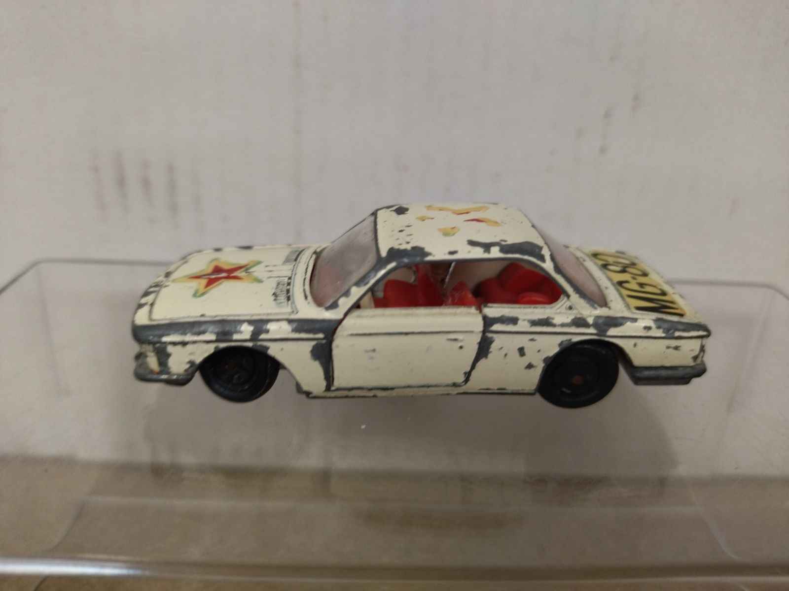 bmw-2000-cs-cream-160apx-164-