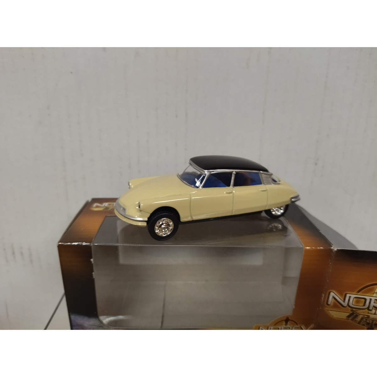 Citroen DS 19 Anno di costruzione 1959 Grigio / melanzana 1:12 Norev