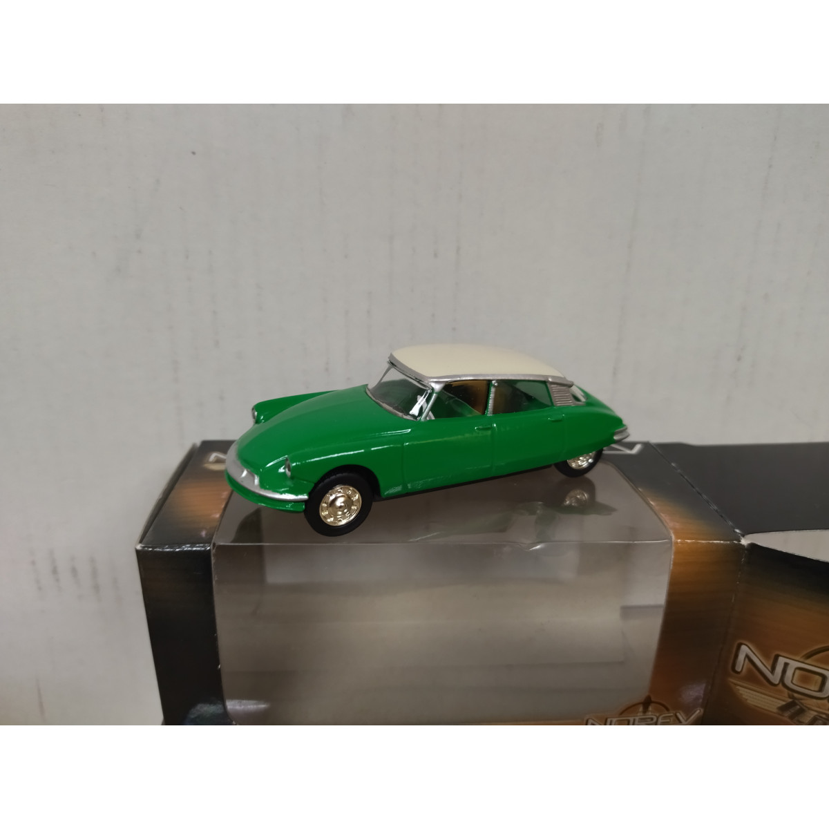 NOREV Citroën DS19 1959 Marron Glacé Gris – 1/87 H0 – Miniature De Collection Neuve NOREV Citroën DS19 1959 Marron Glacé Gris – 1/87 H0 – Miniature De Collection Neuve