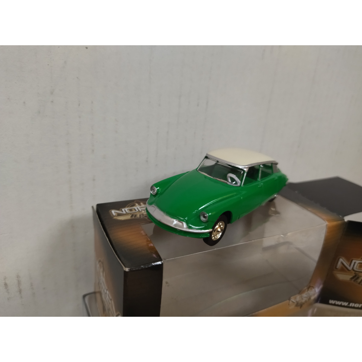 Citroën DS 19 1959 - 1:18 - Norev
