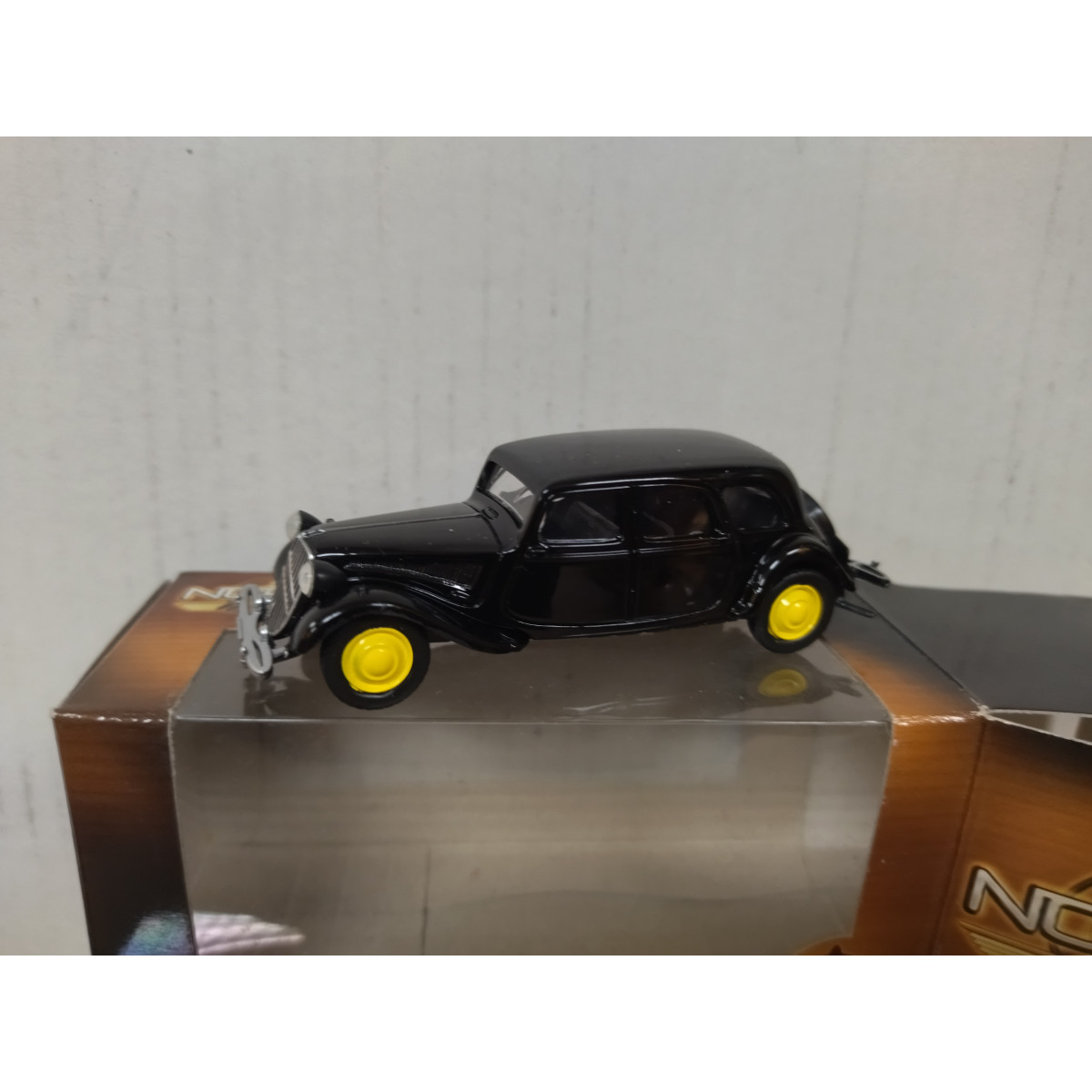 CITROEN TRACTION 15 SIX G 1939 Noir UNIVERSAL HOBBIES 1:43 blister