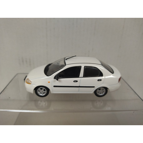 CHEVROLET AVEO 2007 WHITE CARROS COLOMBIA 1:43 LUPPA IXO
