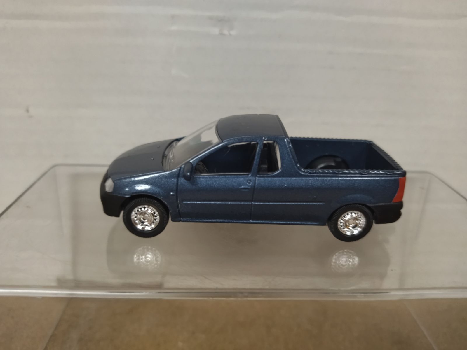 Miniature Voiture Dacia LOGAN Pick-up - Échelle 1/64 - Marque Eligor - Modèle Magneti Marelli - Métal