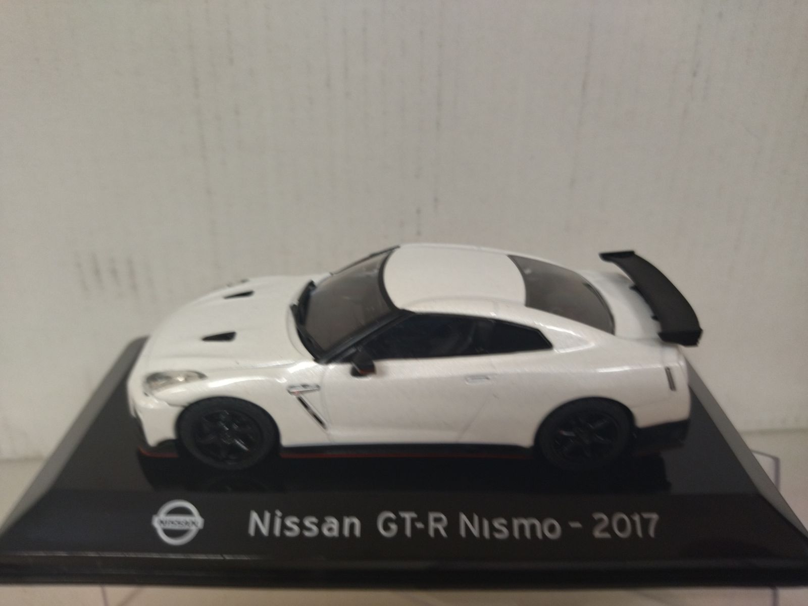 Nissan GT-R 1/43 スケール ホワイト NISSAN GT-R 2017 NISMO WHITE SUPERCARS 1:43 SALVAT IXO - BCN STOCK