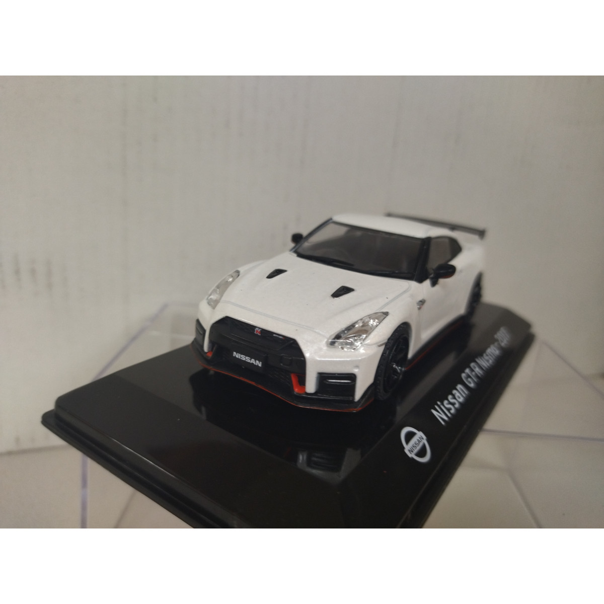 Nissan GT-R 1/43 スケール ホワイト NISSAN GT-R 2017 NISMO WHITE SUPERCARS 1:43 SALVAT IXO - BCN STOCK
