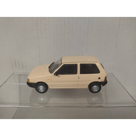 FIAT UNO 1983 BEIGE QUERIDOS AUTOS ECUADOR 1:43 LUPA IXO