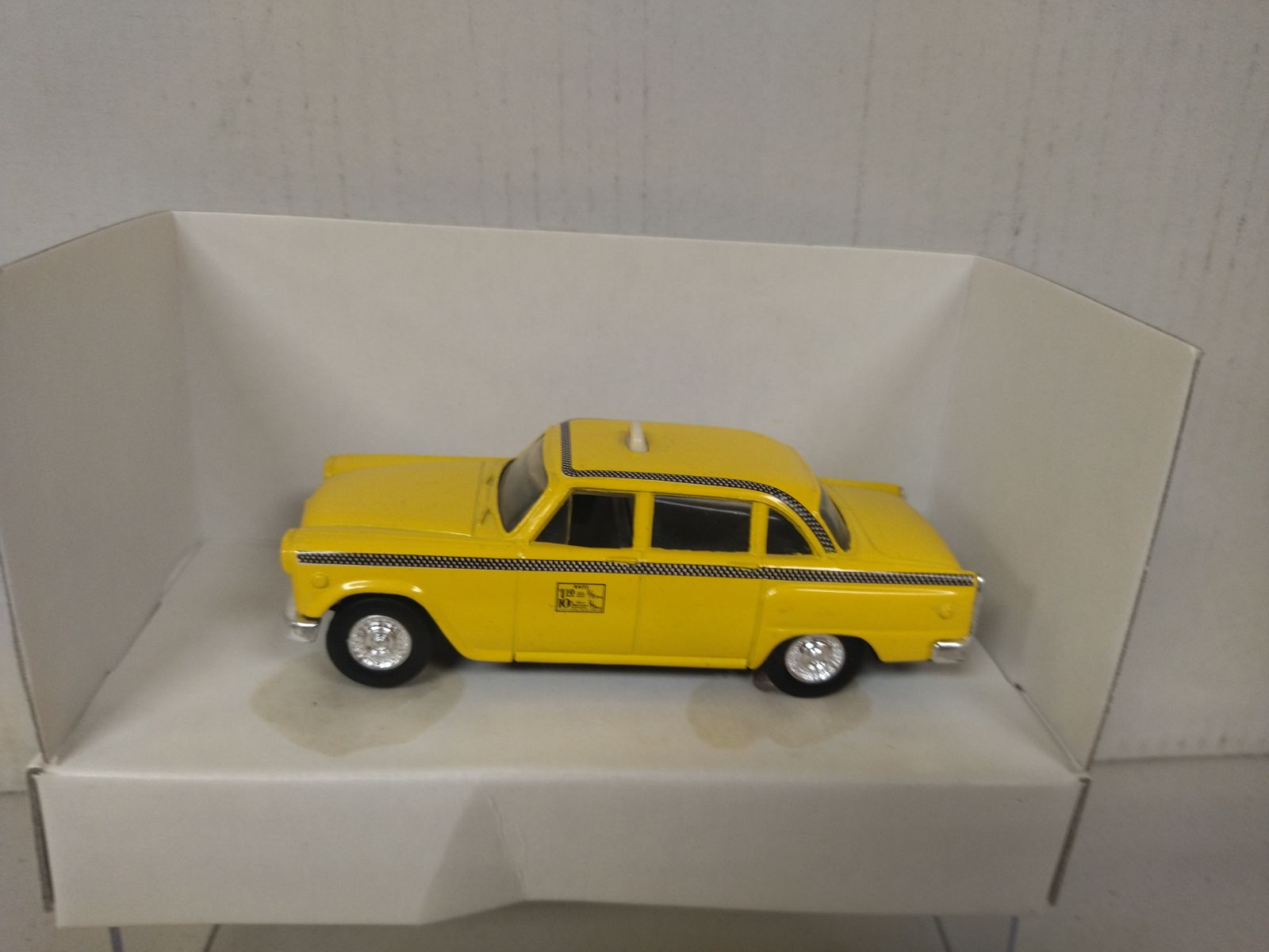 CHECKER CAB TAXI 1988 1:43 ERTL - BCN STOCK CARS