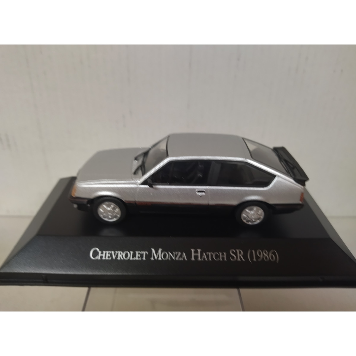 Modèle Réduit Chevrolet Monza Classic 1986 - Échelle 1:43, Couleur Argent/noir, Atlas