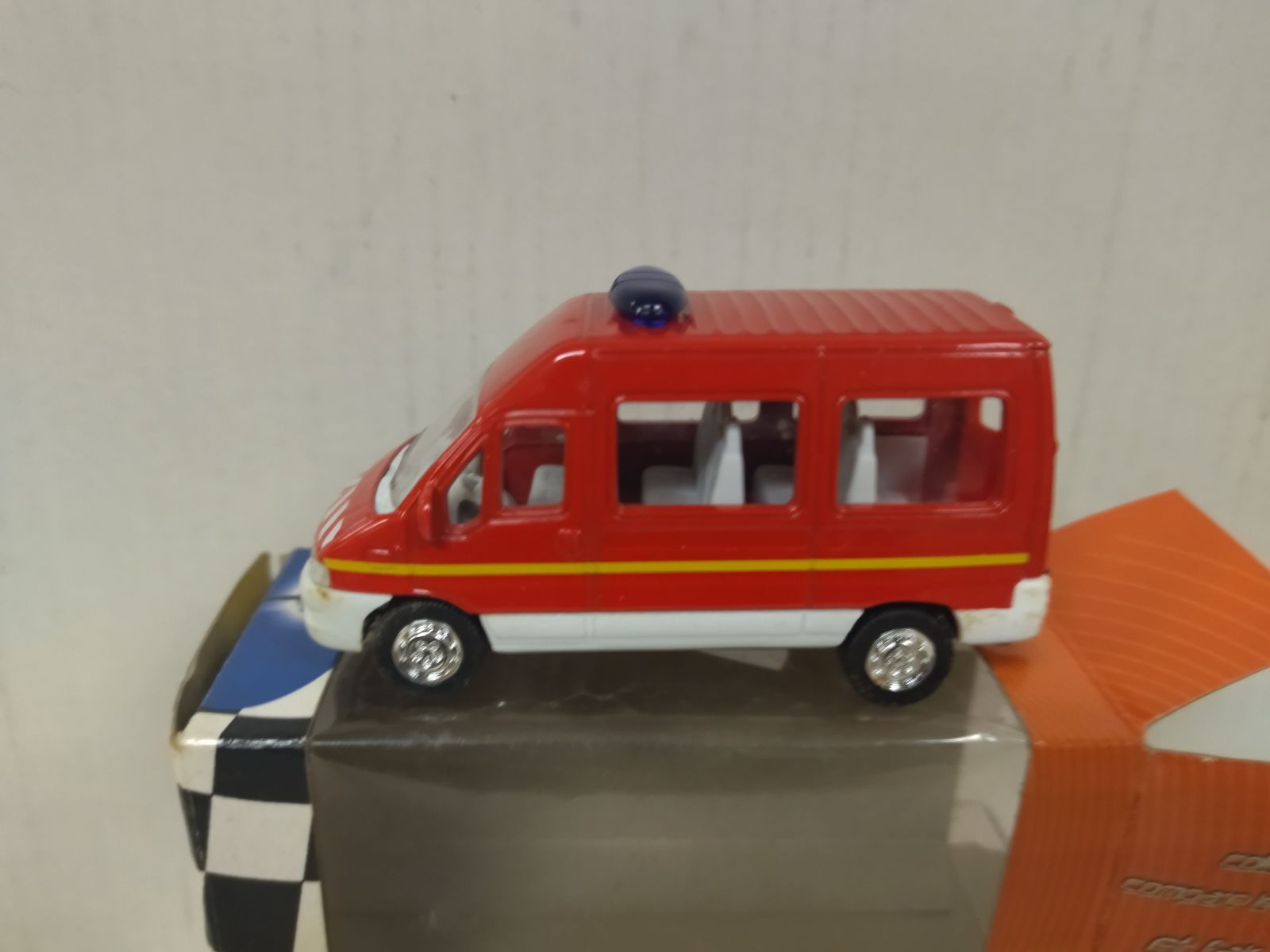 Miniature Norev Peugeot Boxer VSAV 59 Pompier 1/43