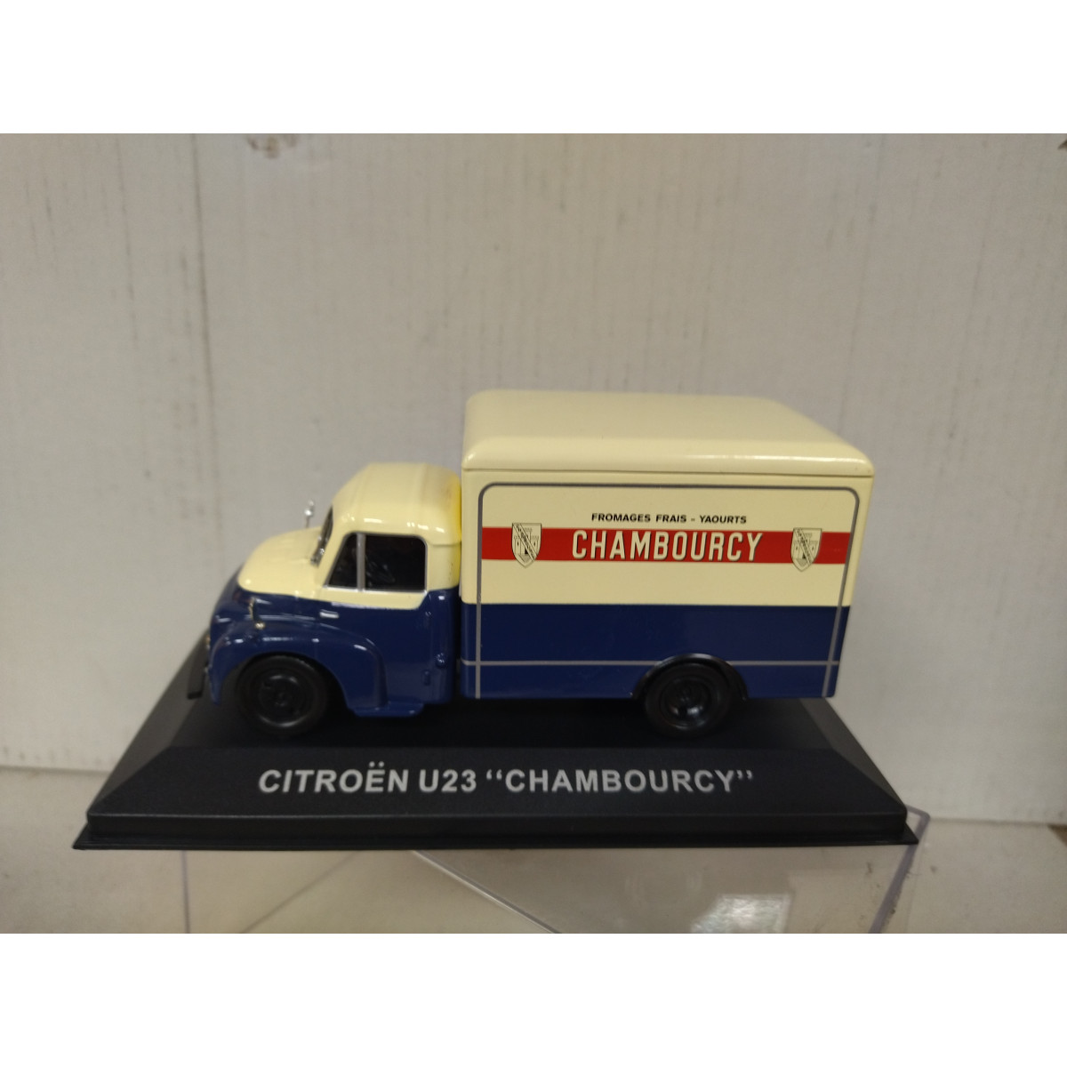 Altaya Ixo Peugeot J7 Long 1965 Casino - Nos Chères Camionnettes D'antan 1/43
