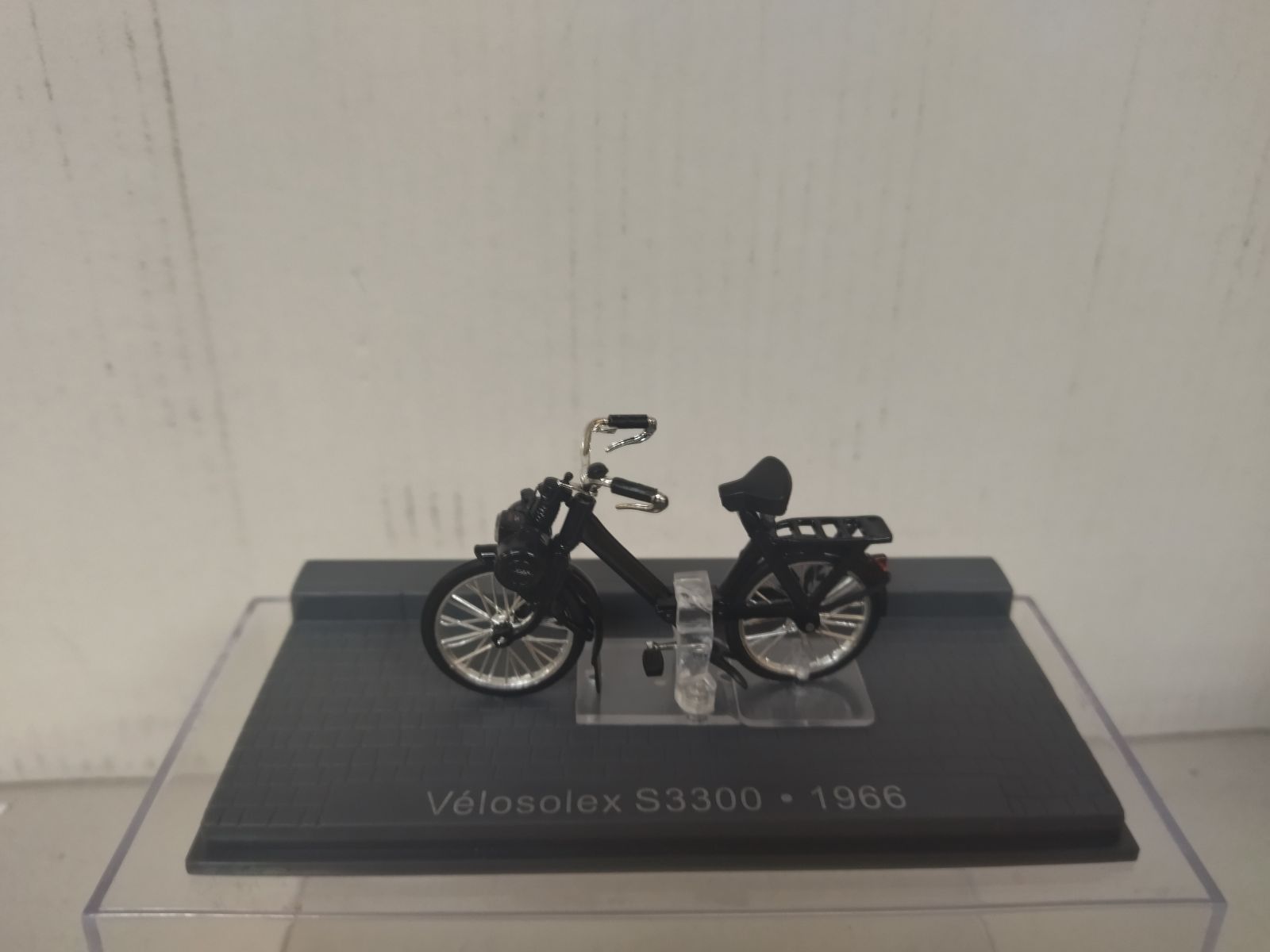 Miniature IXO 1/24 - Vélomoteur VéloSolex S 3300 De 1966 - Occasion (rayures Possibles)