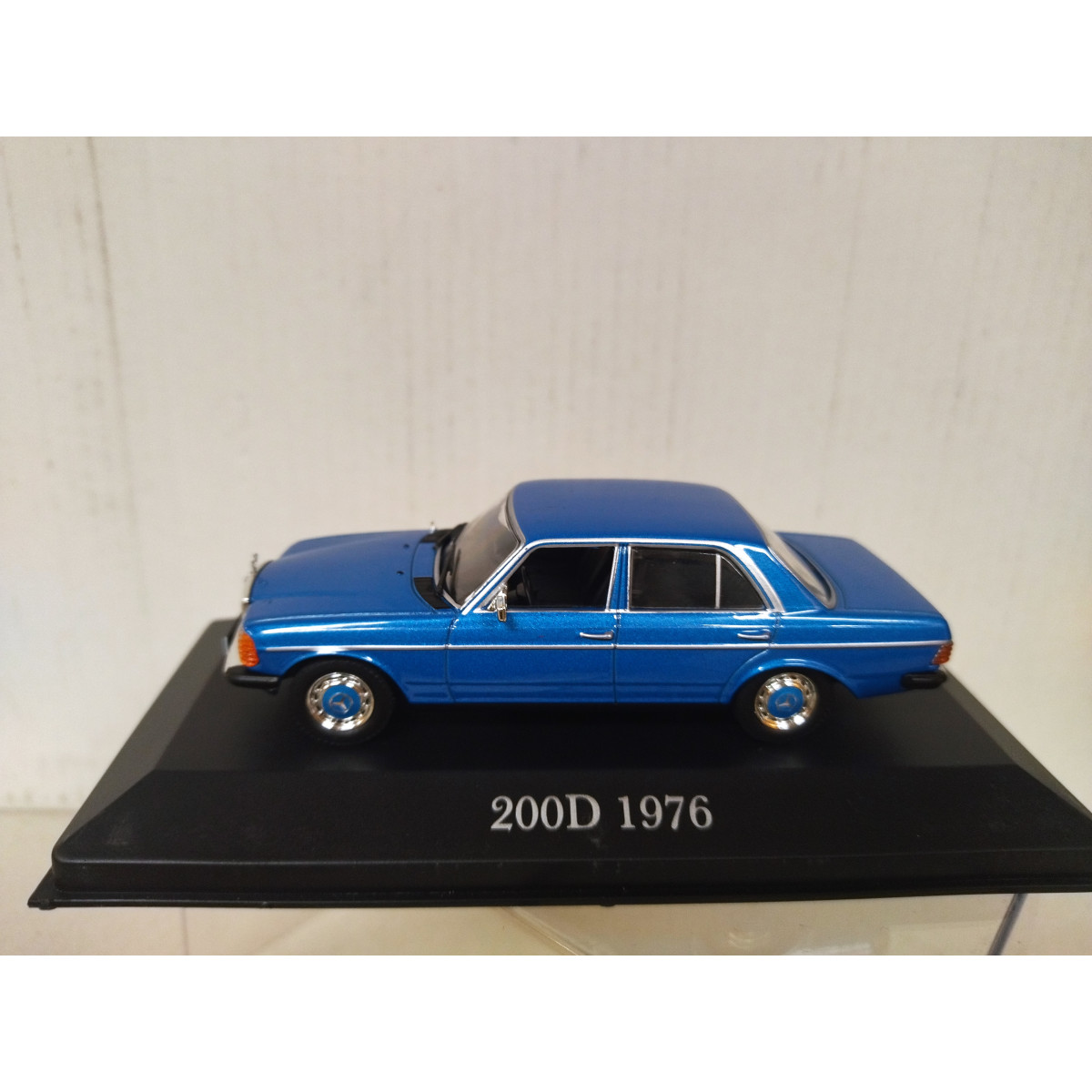 Mercedes 300 D W115 USA 1976 – Matrix, Bleu Métal, 1/43