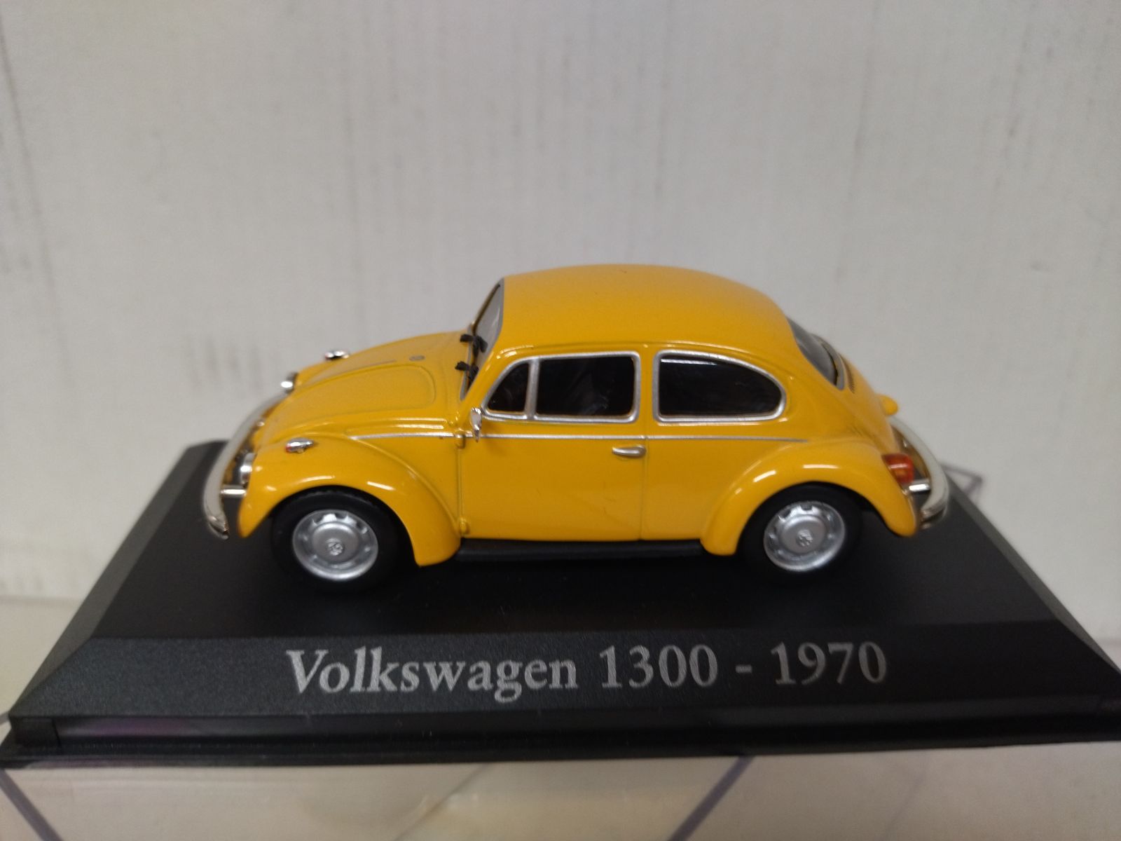 VOLKSWAGEN 1300 BEETLE/KAFER/COX 1970 YELLOW 1:43 RBA IXO HARD BOX