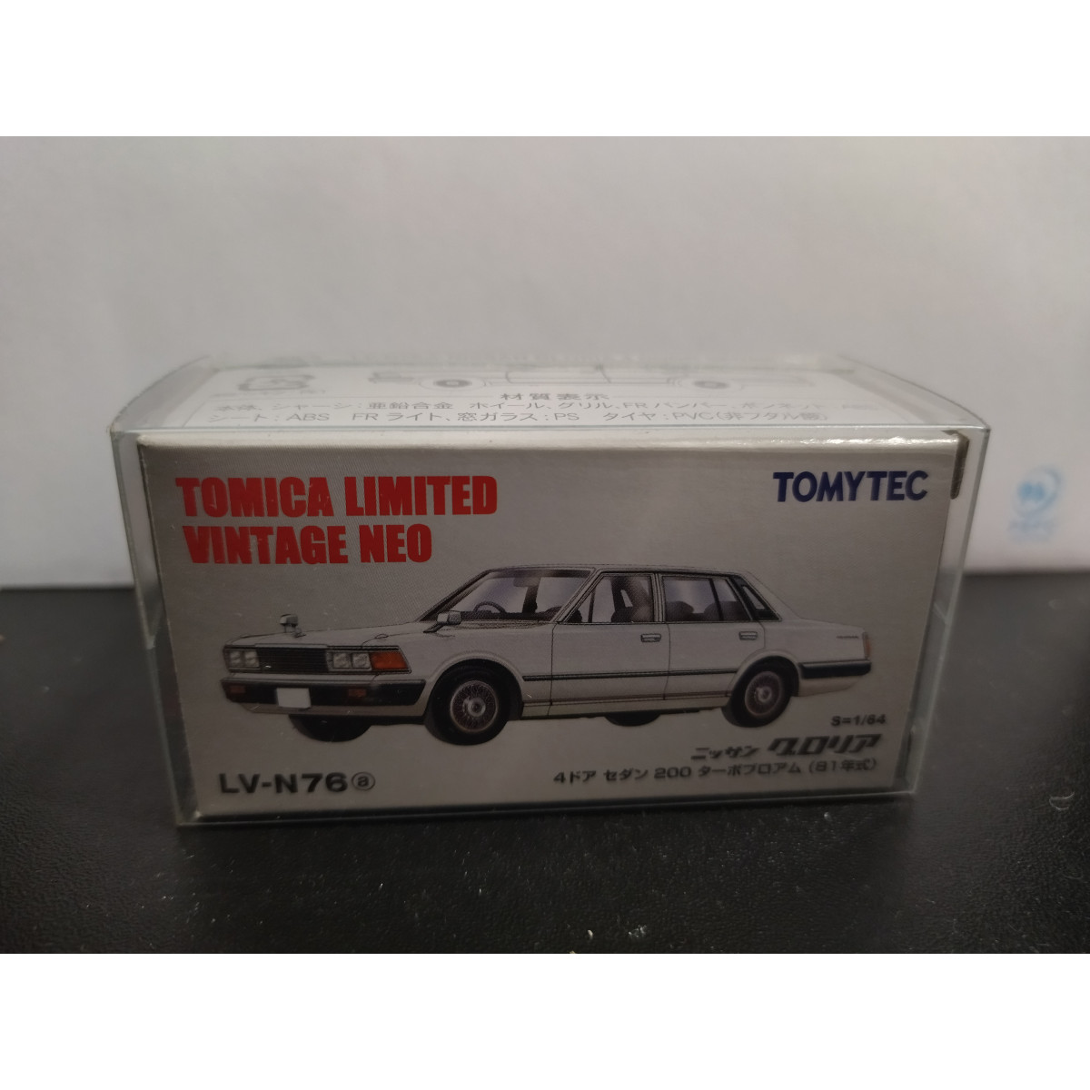 NISSAN GLORIA 4-DOOR SEDAN 1:64 TOMICA LIMITED VINTAGE NEO N-76a