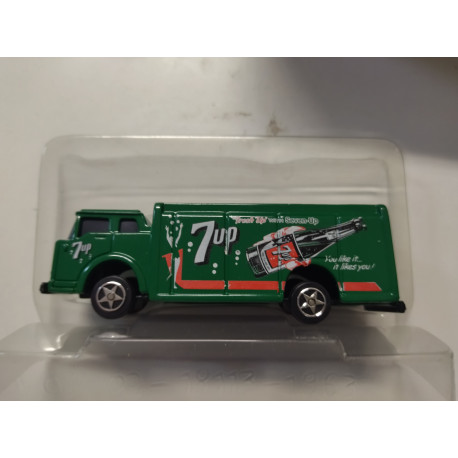 CAMION/TRUCK BOTTLE TRUCK GREEN 7UP 1:87 H0 GOLDEN WHEELS