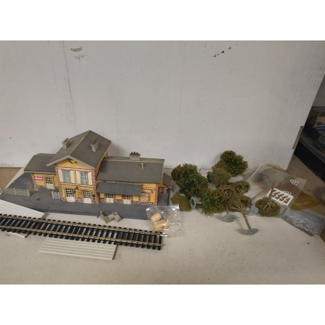 ESTACION DE TREN + ARBOLES DIORAMA 1:87 H0