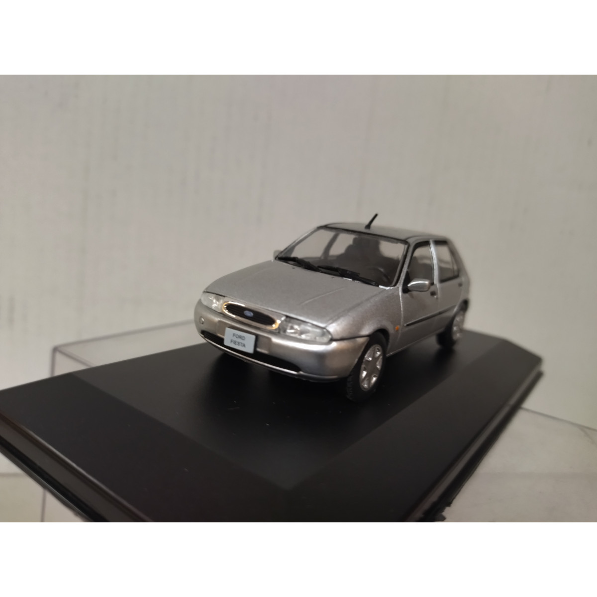FORD FIESTA 1996 SILVER 1:43 DeAGOSTINI IXO CAJA NO ORIGINAL - BCN