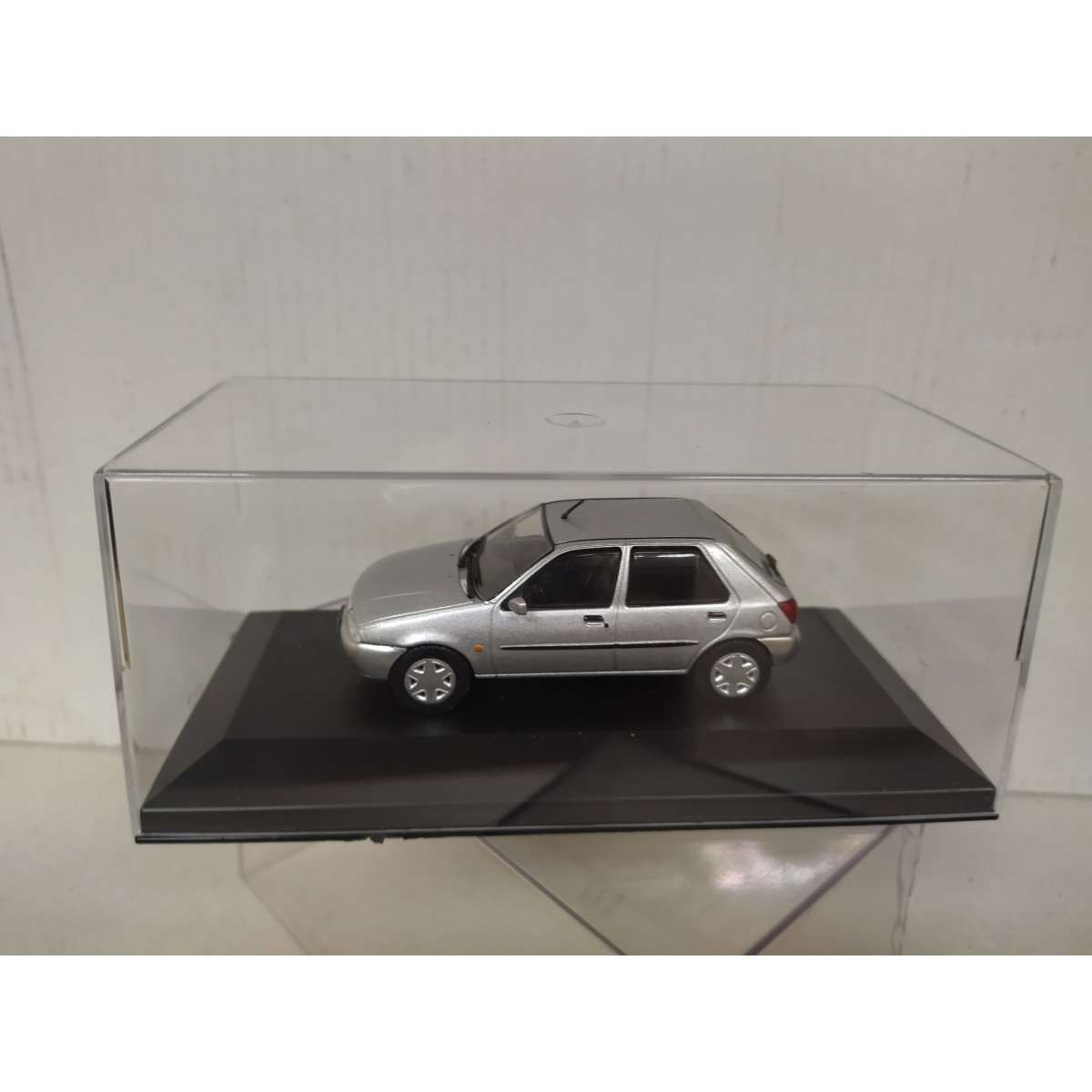 FORD FIESTA 1996 SILVER 1:43 DeAGOSTINI IXO CAJA NO ORIGINAL - BCN