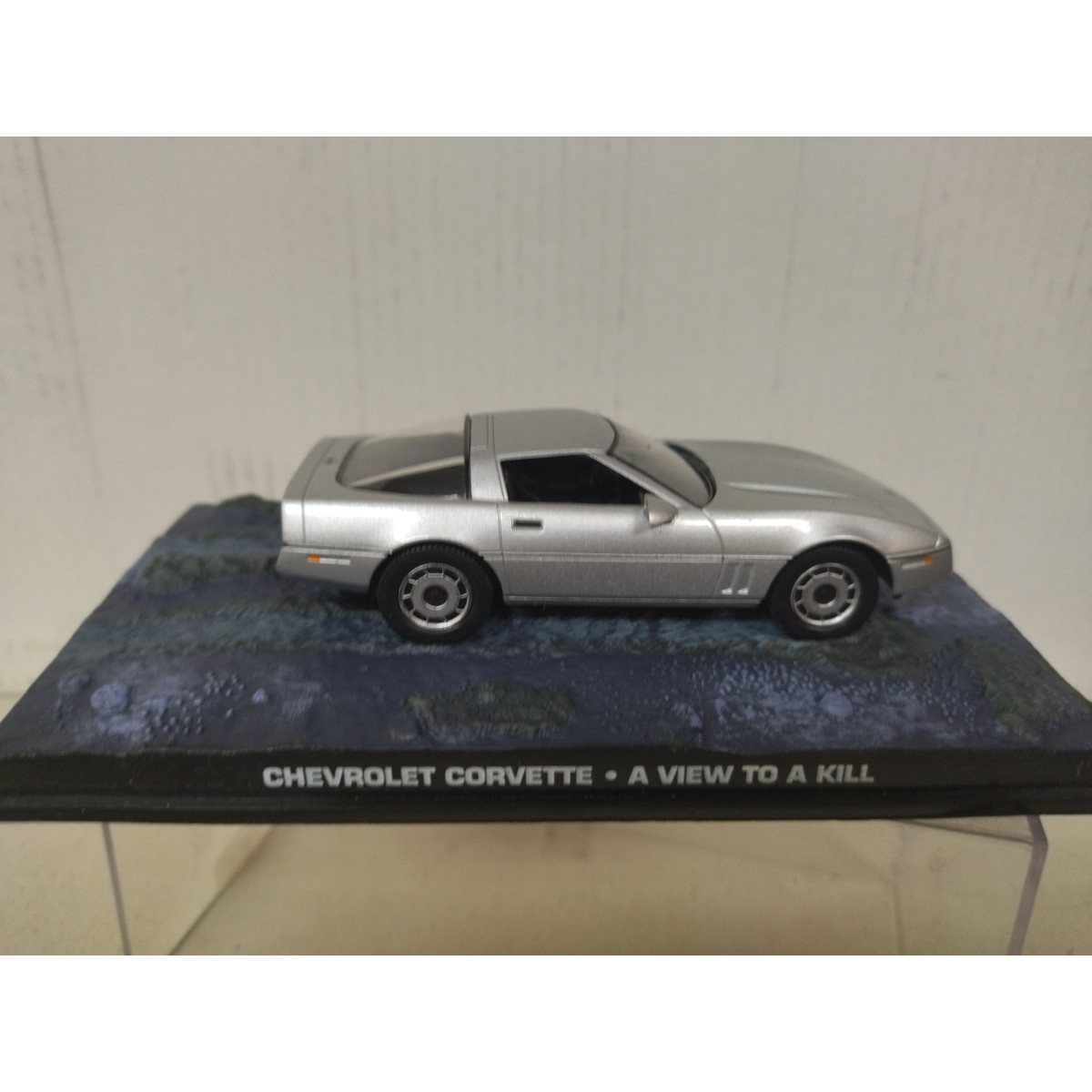 CHEVROLET CORVETTE A VIEW TO A KILL 007 JAMES BOND 1:64 IXO
