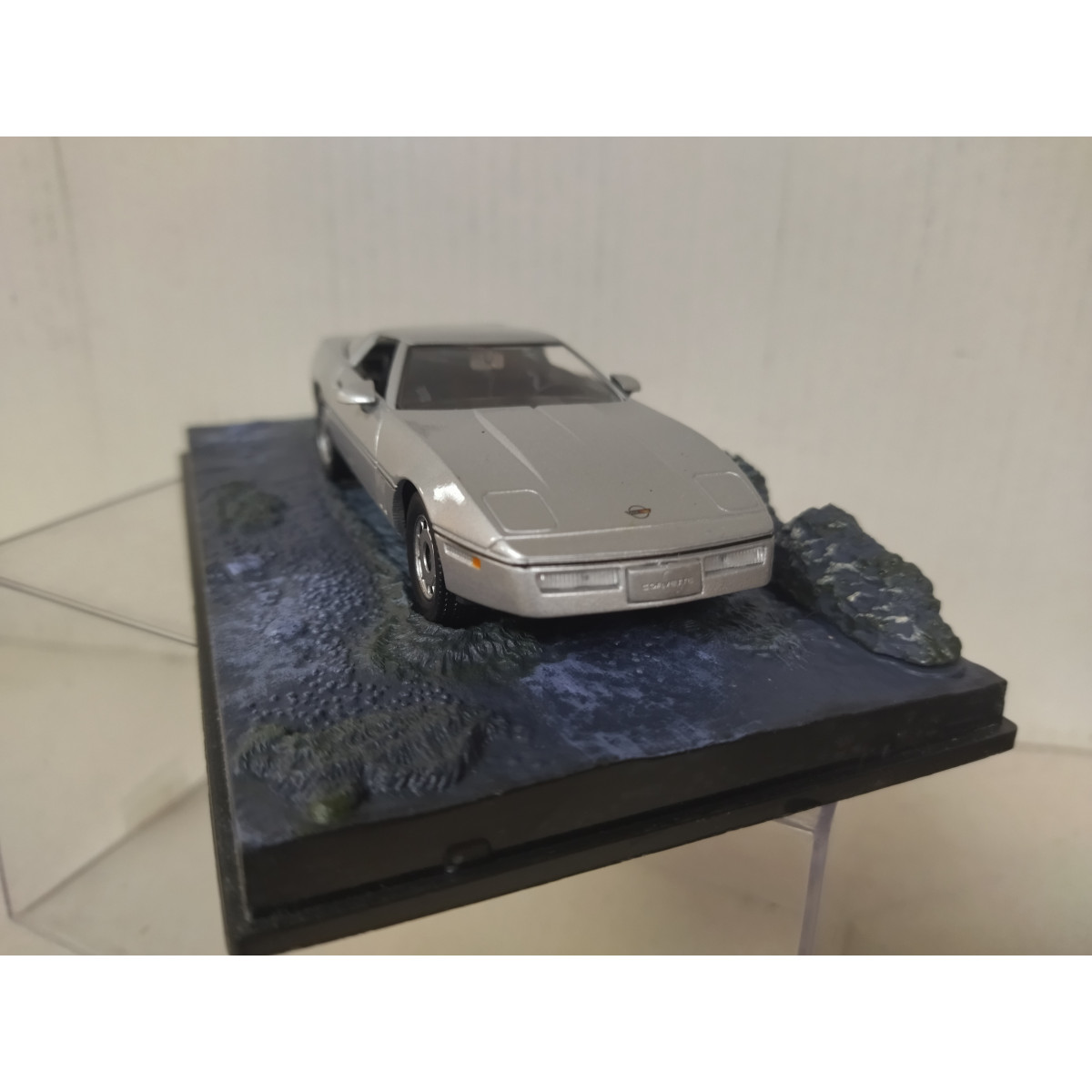 CHEVROLET CORVETTE A VIEW TO A KILL 007 JAMES BOND 1:64 IXO