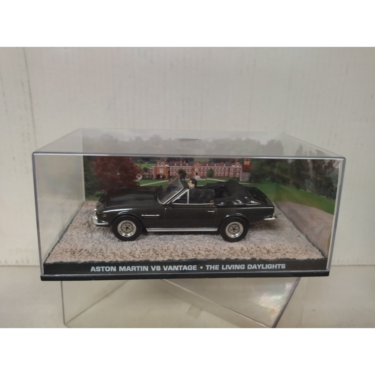 ASTON MARTIN V8 VANTAGE LIVING DAYLIGHTS 007 JAMES BOND 1:43 IXO