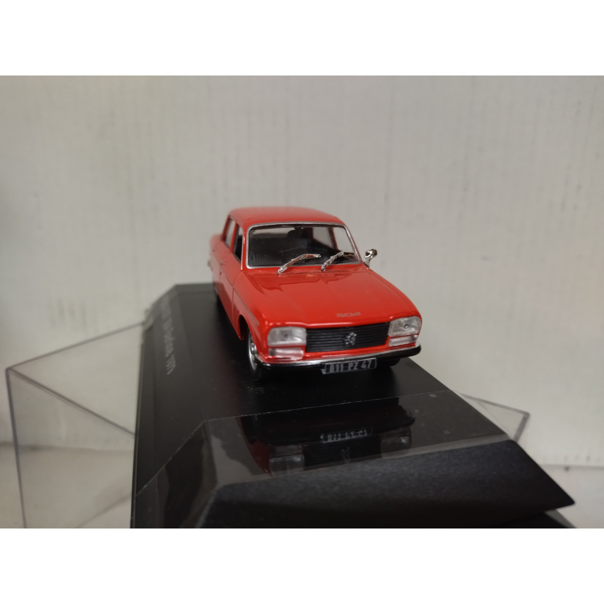 Miniature Peugeot 304 Berline - Norev 1/43 - Voiture De Collection Neuve