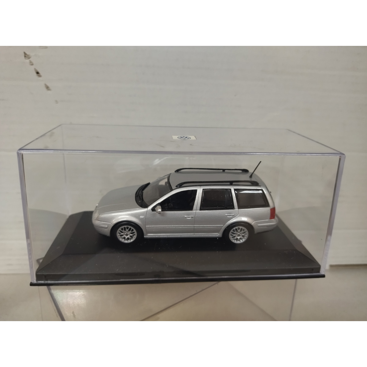 VOLKSWAGEN BORA VARIANT 1999 SILVER 1:43 MINICHAMPS DEALER - BCN