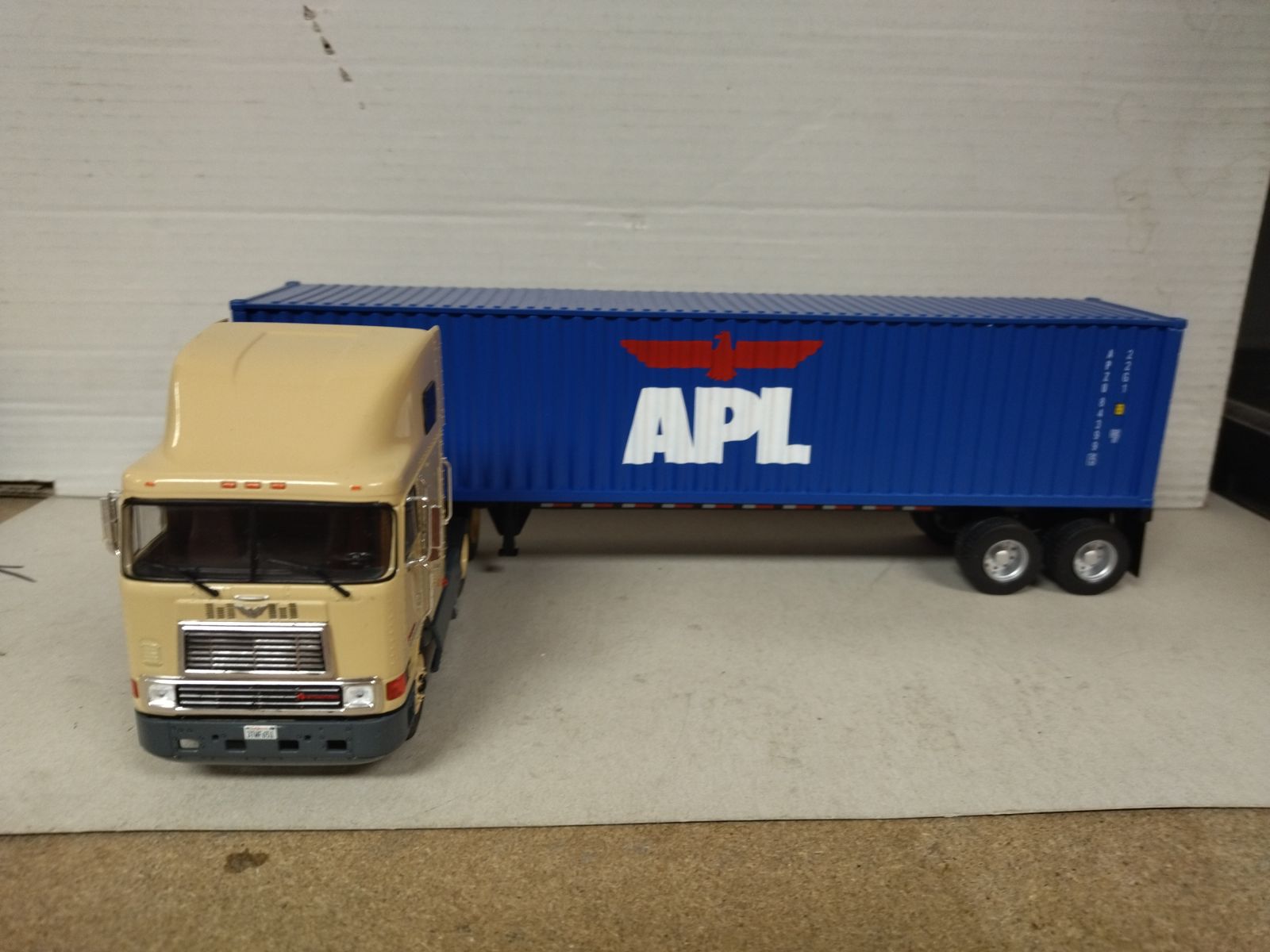 IXO CAMION AMÉRICAIN 1/43 - International EAGLE 9800 COE Tracteur seul