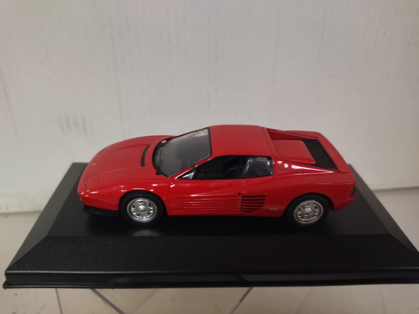 ホットウィール製 フェラーリ テスタロッサ 1984年 赤 1/18