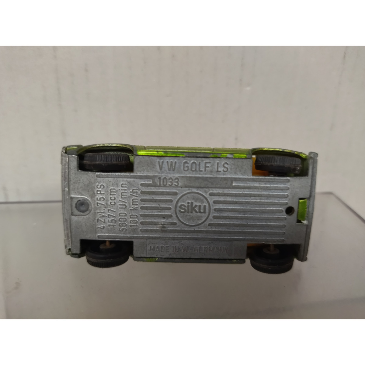 VOLKSWAGEN GOLF 1 GLS CABRIO GREEN/YELLOW 1:55/apx 1:64 SIKU 1033
