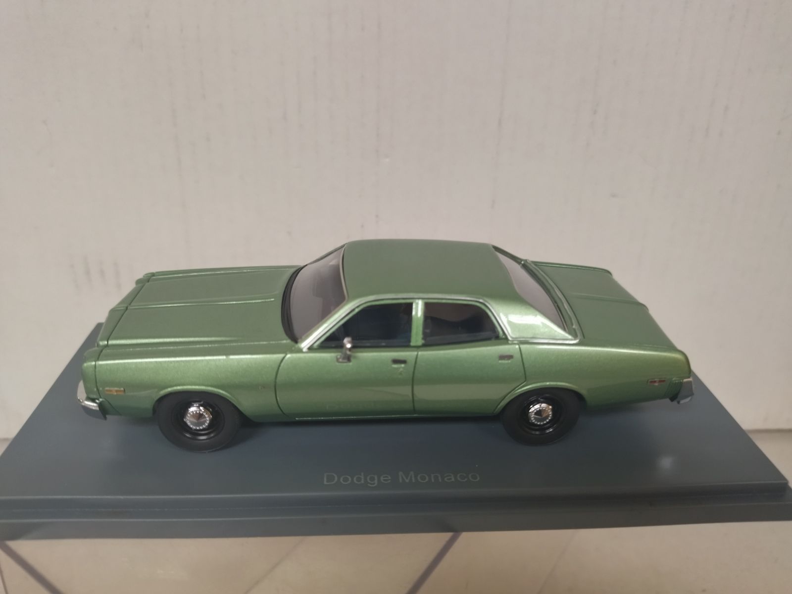 DODGE MONACO 1978 GREEN MET 1:43 NEO SCALE MODELS - BCN STOCK CARS