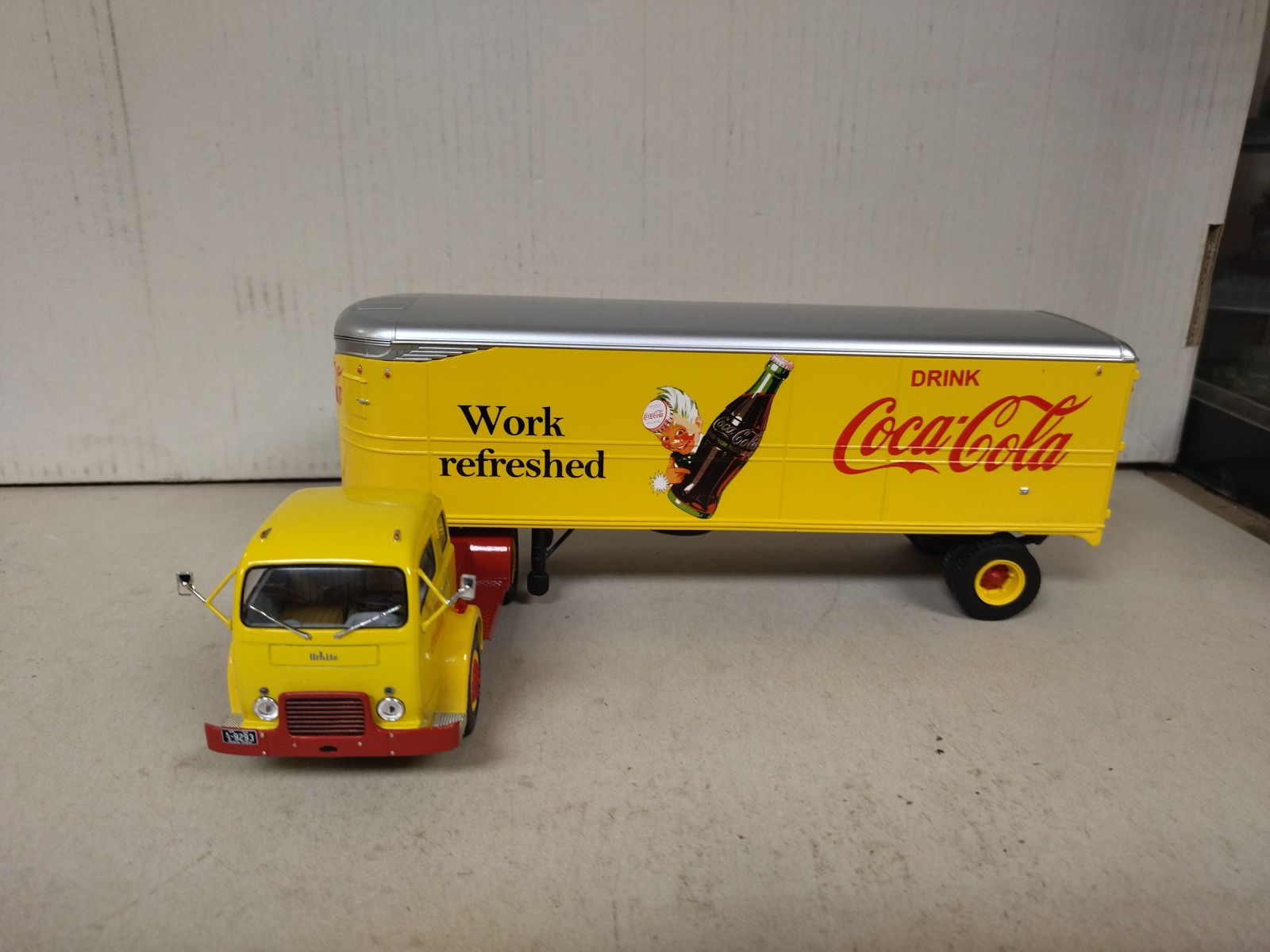 Camion Américain White 3000 1950 – Semi-remorque Fourgon Coca-Cola – Ixo / Altaya 1/43