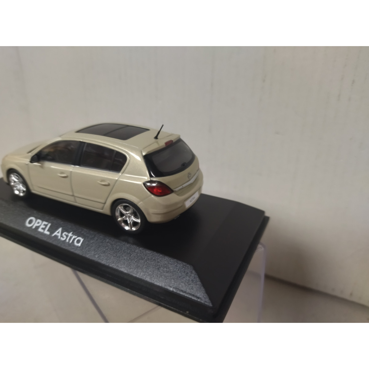 Miniature Opel Astra 1/43 Minichamps – Beige Métal – 5 Portes – Collection Voiture Allemande