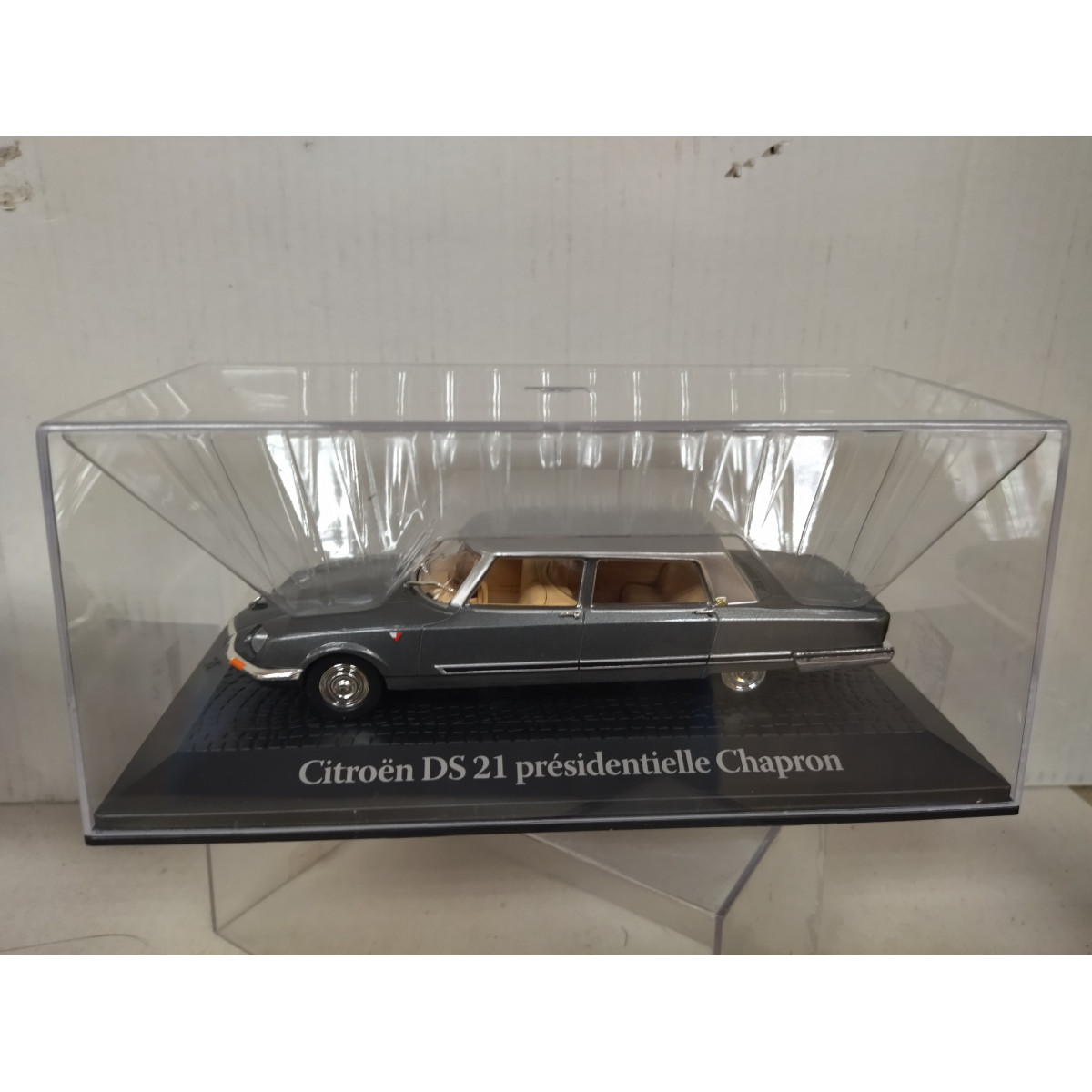 Citroën DS21 RF Chapron Présidentielle 1968 – Figurine Charles De Gaulle – Pantheon 1/18