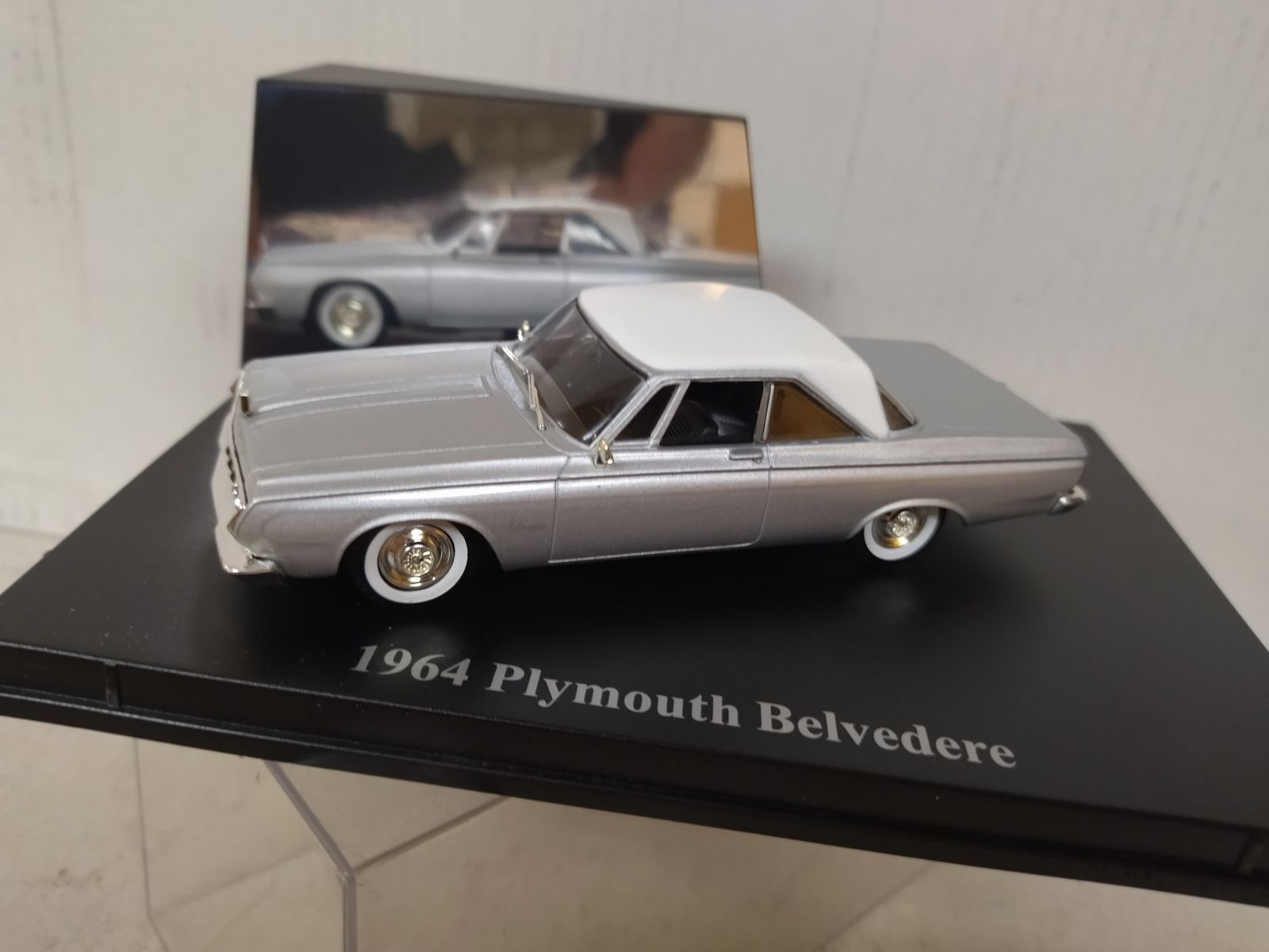 ★配送可能★　ユニバーサルホビーズ製　Plymouth Belvedere 1964 PLYMOUTH BELVEDERE 1964 SILVER/WHITE 1:43 UNIVERSAL HOBBIES - BCN
