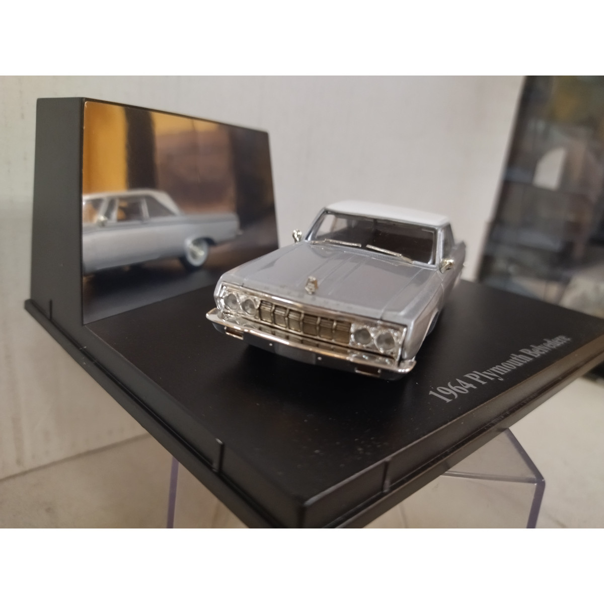 PLYMOUTH BELVEDERE 1964 SILVER/WHITE 1:43 UNIVERSAL HOBBIES - BCN