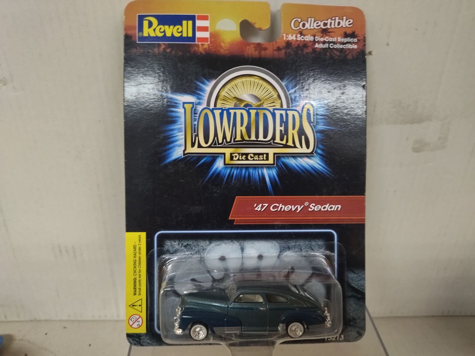 LOWRIDER MAGAZINE ミニカー ’47 CHEVY® SEDAN CHEVROLET SEDAN 1947 GREEN LOWRIDERS 1:64 REVELL - BCN STOCK CARS