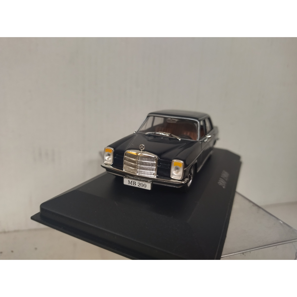 Mercedes 220D W115 1968 Dark Blue - Un Monde Miniature Mercedes 220D W115 1968 Dark Blue - Un Monde Miniature