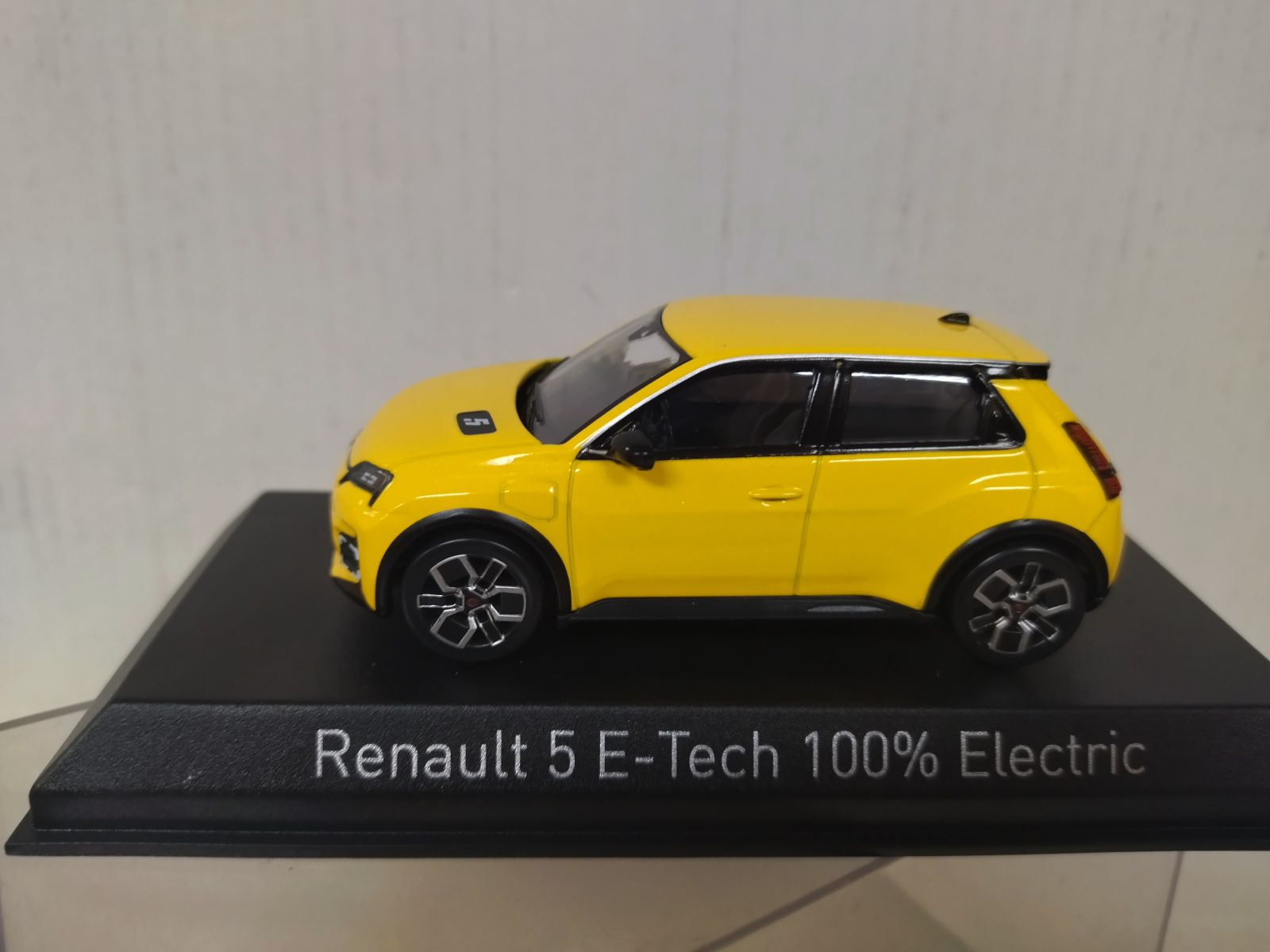 RENAULT 5 2024 E-TECH 100% ELECTRIC YELLOW POP 1:43 NOREV 510552