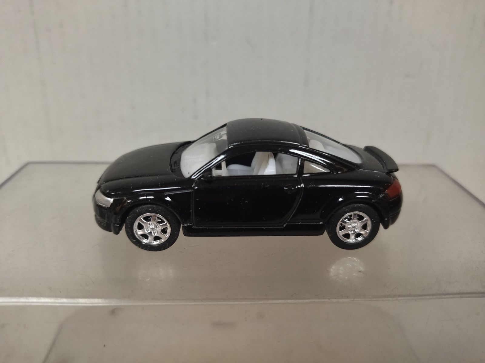 audi-tt-coupe-black-160apx-164