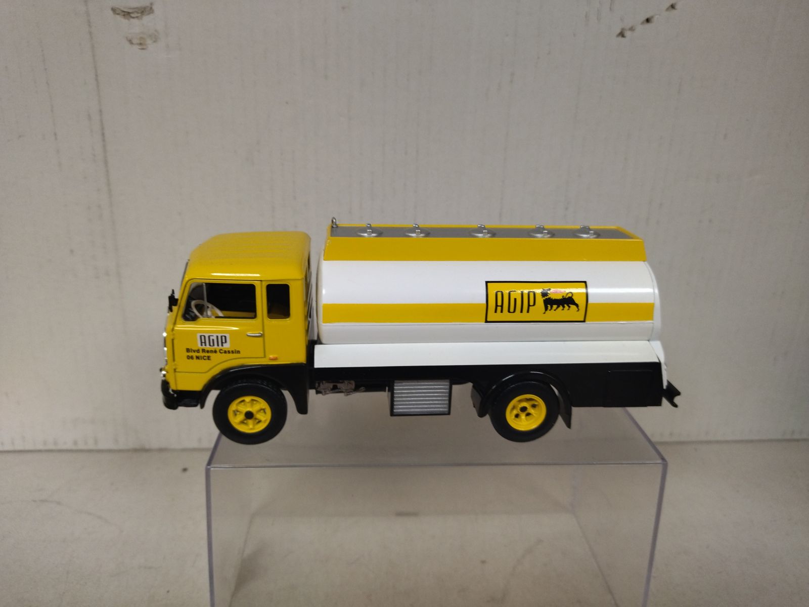 815Z IXO 10 Fiat 643-690 Citerne AGIP 1965 Camions d'Autrefois